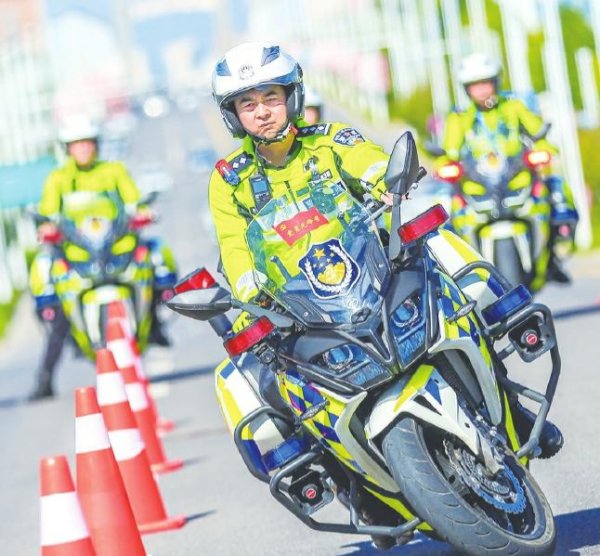 炒股配资交流 牛鹏飞：守护道路的“急先锋”
